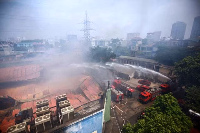 Cột khói bốc cao hàng trăm mét tại hiện trường vụ cháy kho hàng.