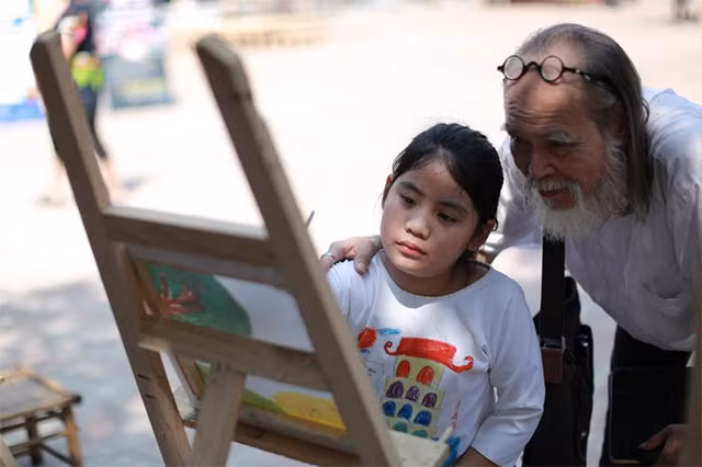 Các em học sinh trải nghiệm văn hoá truyền thống với sự hướng dẫn của các nghệ nhân, nghệ sĩ.