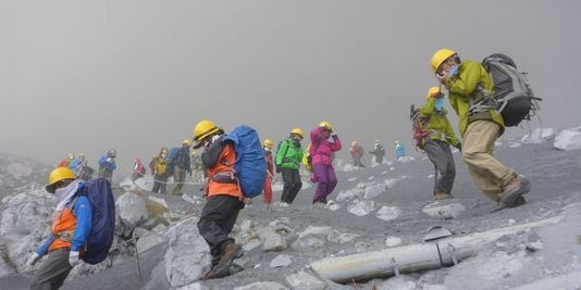 Các nhân viên cứu hộ trên đỉnh núi lửa Ontake. (Ảnh: AP).