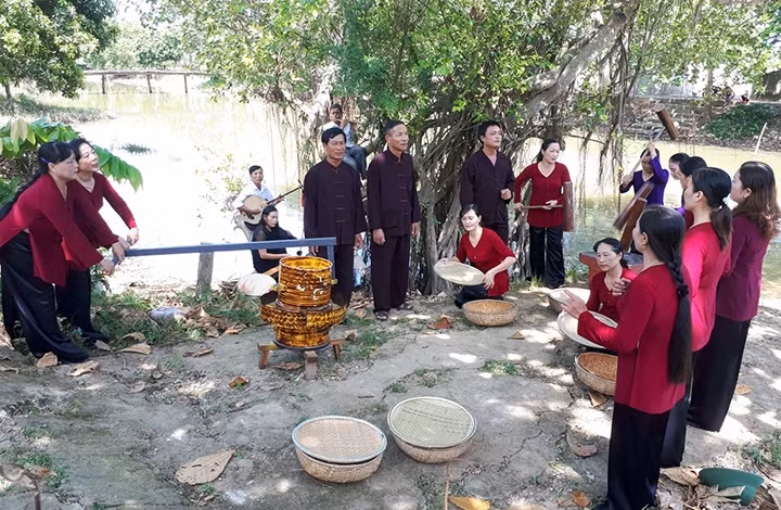 Trình diễn hò khoan Lệ Thủy bên dòng Kiến Giang (Lệ Thủy).