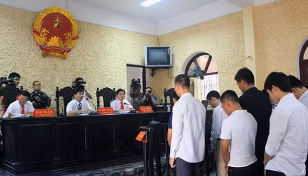 Phiên tòa xét xử chín cựu cầu thủ của CLB The Vissai Ninh Bình (Ảnh: Thanh Niên Online).
