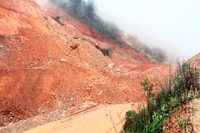 Một trong bốn điểm sạt lở trên truyến đường tránh đèo Văn Rơi, gây ách tắc giao thông.