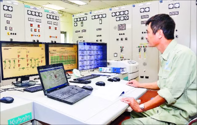 Công nhân vận hành hệ thống tiêu thoát nước tại Cụm công trình đầu mối Yên Sở.