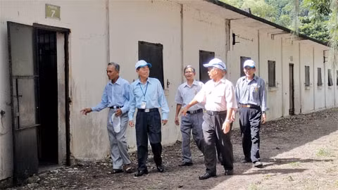 Các cựu tù đi thăm lại trại 6 khu B.