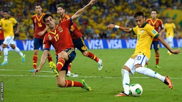 Trận đấu tại Confederation Cup 2013 giữa Brazil (áo vàng) và Tây Ban Nha.
