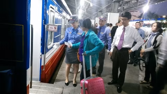 Khách đi tàu tại ga Sài Gòn. Ảnh: QUANG QUÝ