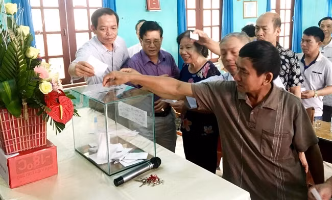 Cử tri khu phố 7A phường Hồng Hải, TP Hạ Long (tỉnh Quảng Ninh) bỏ phiếu bầu chức danh trưởng khu phố nhiệm kỳ 2017 - 2020. Ảnh: NGỌC LAN