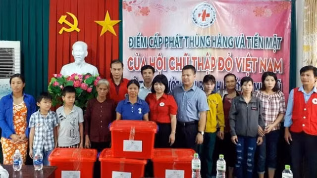 Hội Chữ thập đỏ Việt Nam hỗ trợ người dân bị thiệt hại do mưa lũ tại xã Mỹ Đức, huyện Đạ Tẻh, tỉnh Lâm Đồng (Ảnh: A.N)