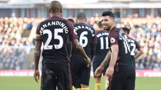 S. Aguero (phải) lập cú đúp trong chiến thắng 2-1 của Man City.