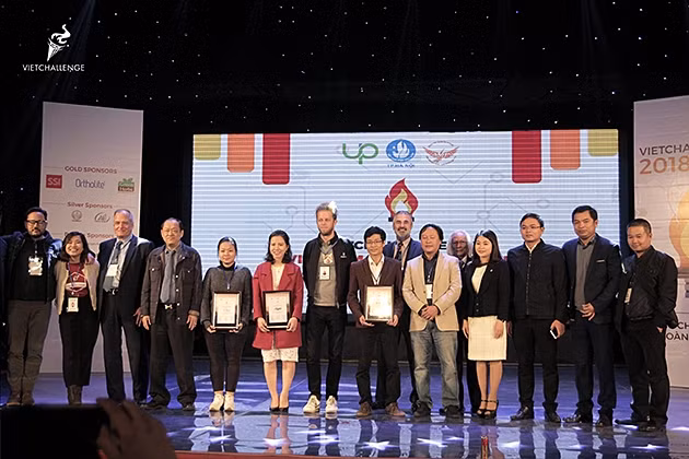 Đại diện Ban Tổ chức cùng các đội dự thi tại Vòng chung kết quốc gia VietChallenge 2018.
