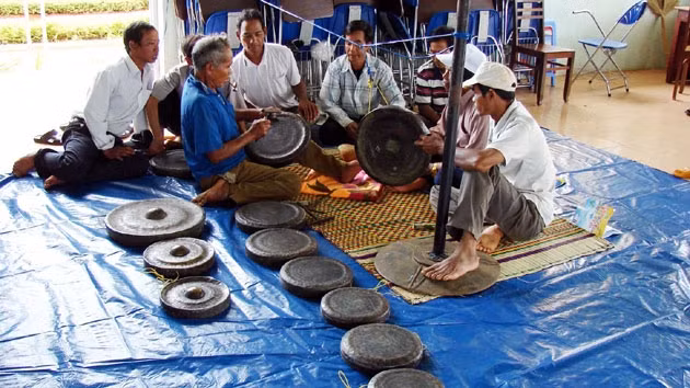 Già làng xã Trà Thủy, huyện Trà bồng dạy chỉnh chiêng cho lớp trẻ.