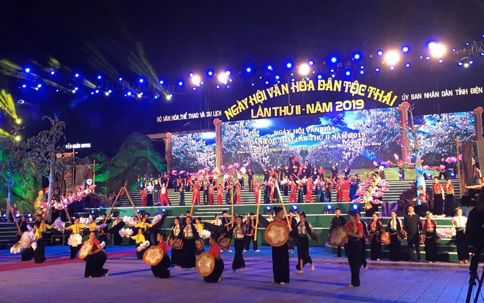 Màn múa của đồng bào dân tộc Thái trong Lễ khai mạc Ngày hội Văn hóa dân tộc Thái tối 18-10 (Ảnh: LÊ LAN)