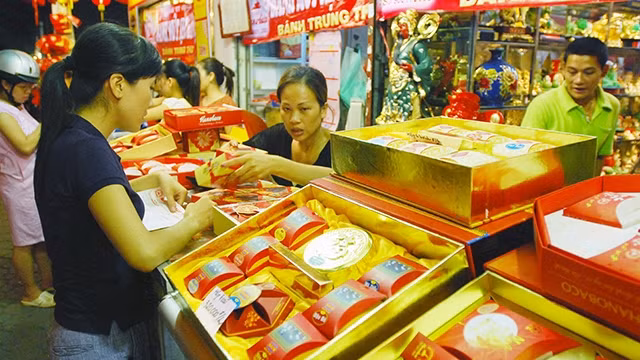 Một quầy bán bánh Trung thu tại Hà Nội. Ảnh: HUỆ MINH