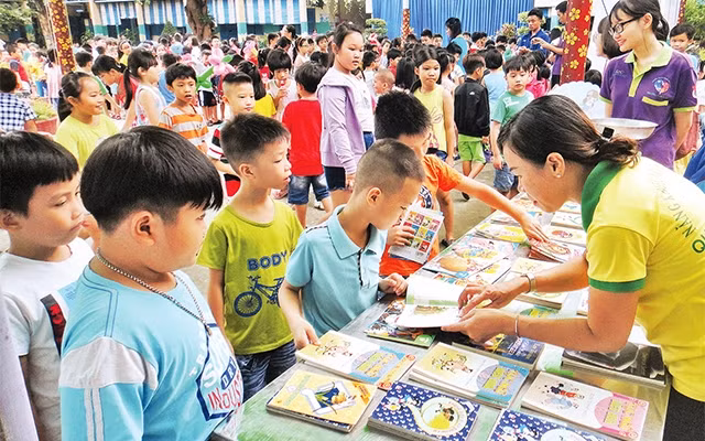 Học sinh Trường tiểu học Bình Chiểu tham gia chương trình "Đổi vật dụng tái chế - Nhận tri thức".