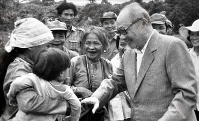 Ðồng chí Võ Chí Công trong một lần về thăm người dân huyện Hiệp Ðức, căn cứ cách mạng của Khu ủy Khu V. Ảnh tư liệu