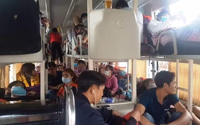 Ô-tô khách chở quá tải tới 25 người trên xe so với đăng ký, đăng kiểm phương tiện.