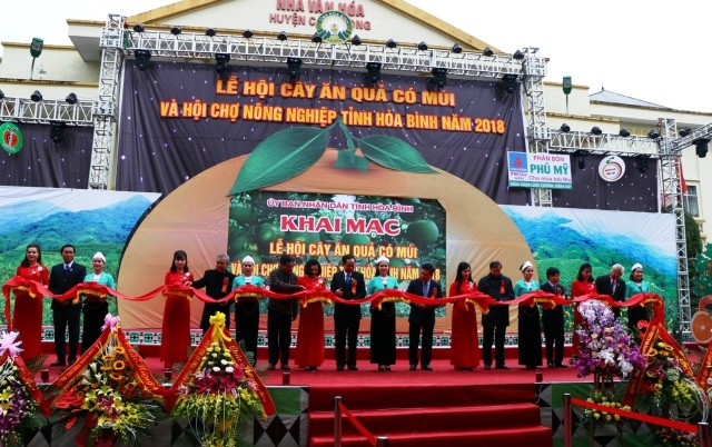 Lãnh đạo tỉnh Hòa Bình cắt băng khánh thành Lễ hội và Hội chợ.