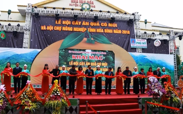 Lãnh đạo tỉnh Hòa Bình cắt băng khánh thành Lễ hội và Hội chợ.