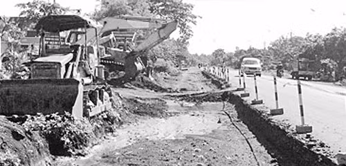 Đoạn đường ở huyện Cư M'gar (Đác Lắc) đến nay vẫn chưa thể hoàn thành do các đơn vị ngừng thi công.
