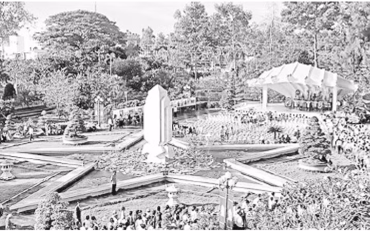 Khu lăng mộ cụ Nguyễn Sinh Sắc luôn thu hút đông khách viếng thăm.