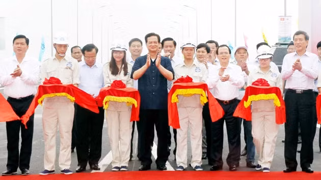 Thủ tướng Nguyễn Tấn Dũng và các đại biểu cắt băng khánh thành cầu Vĩnh Thịnh. Ảnh: ĐỨC TÁM (TTXVN)