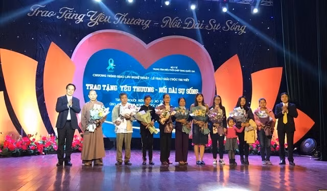 Lãnh đạo Trung tâm Điều phối Ghép tạng Quốc gia tri ân gia đình những người hiến tặng mô, tạng. 