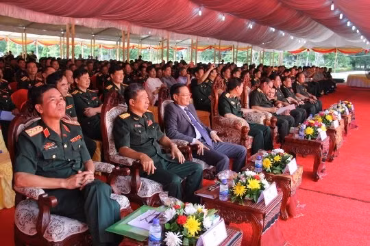 Đại sứ Việt Nam tại Lào Nguyễn Bá Hùng (thứ ba từ trái qua) tại buổi lễ gặp mặt.