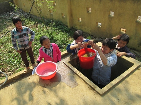 Lấy nước để dọn nhà vệ sinh trường học. (Ảnh của một học sinh tại huyện Si Ma Cai, Lào Cai).