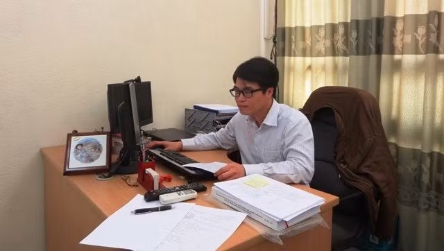 Tiến sĩ Phạm Thanh Giang tại phòng làm việc.