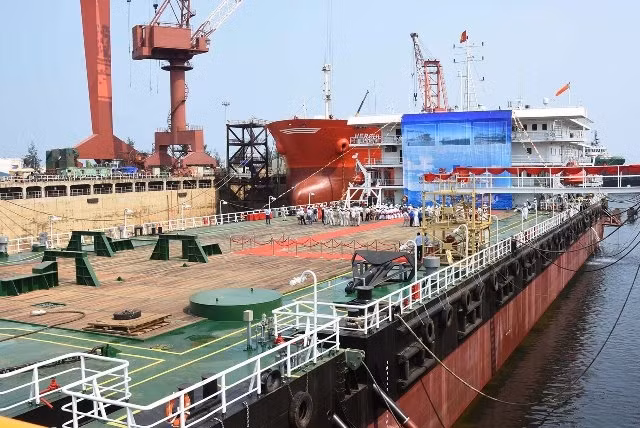 Đây là loại sà lan chuyên dụng phục vụ cho các công trình liên quan đến dầu khí.