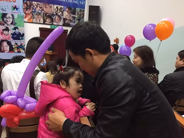 Bé Ngọc Hân trong vòng tay bố.