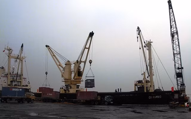 Tàu vào nhận hàng ở cảng Hòn La.