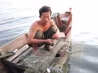 Anh Trương Minh Đường đanh
kéo rập ghẹ từ biển lên P.S.L.