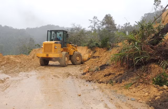 Sở Giao thông vận tải Kon Tum điều hàng chục xe máy, phương tiện ứng trực tại các điểm xung yếu giao thông để thông tuyến sạt lở.