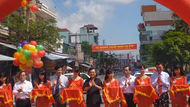 Các đồng chí đại diện lãnh đạo tỉnh Nam Định, Bộ Giao thông vận tải, nhà thầu thi công cắt băng khánh thành, đưa vào khai thác tuyến quốc lộ 37B qua Nam Định.