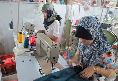 Phụ nữ dân tộc Chăm ở An Giang được dạy nghề và tạo việc làm ổn định.