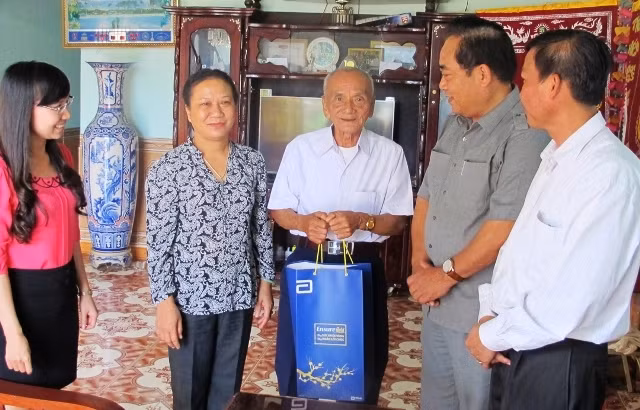 Lãnh đạo Ban Chỉ đạo Tây Nguyên thăm và tặng quà cho ông Nông Quốc Tuấn, ở thôn 8 xã Nam Dong, huyện Cư Giút, tỉnh Đác Nông.
