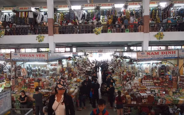 Các tiểu thương Chợ Hàn chủ động dự trữ hàng Tết và niêm yết giá.