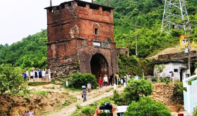 Du khách trong và ngoài nước tham quan di tích Hải Vân Quan.