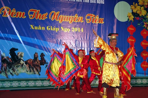 Những người yêu thơ ở thị xã Gia Nghĩa thể biện bài thơ “Thần” của Lý Thường Kiệt.