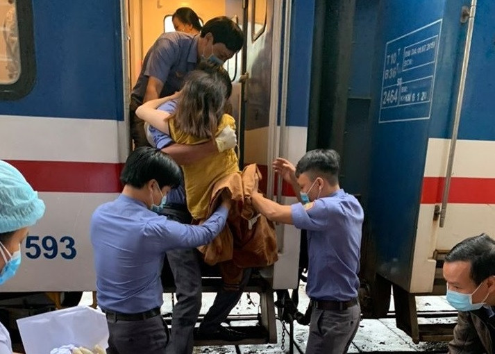 Đỡ đẻ cho sản phụ “mẹ tròn con vuông” trên tàu hỏa
