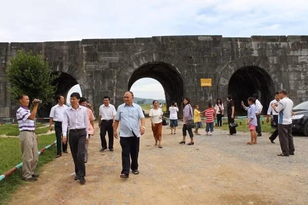 Di sản Văn hóa Thế giới Thành Nhà Hồ ngày càng thu hút đông khách du lịch.