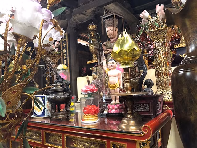 Ban thờ nơi đặt bức tượng Thích Ca đản sinh bị mất (ở giữa) tại chủa Bối Khê, xã Tam Hưng, huyện Thanh Oai. Ảnh: TUYẾT LOAN