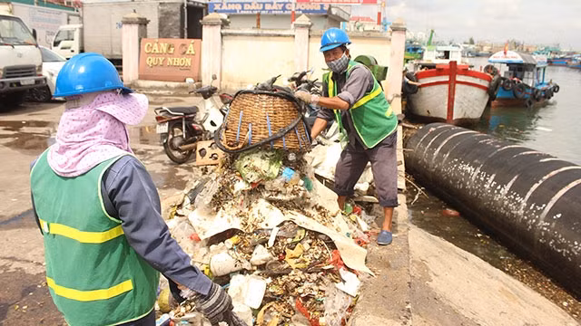 Rác bao phủ Cảng cá Quy Nhơn.
