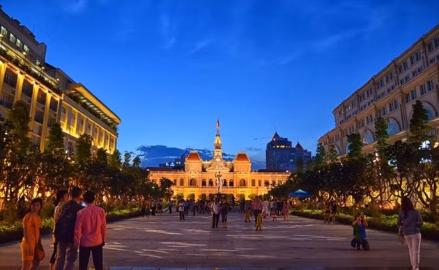 Khách du lịch trên phố đi bộ Nguyễn Huệ. Ảnh Internet