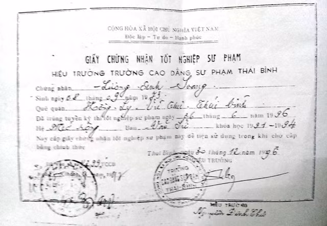 Trong hồ sơ quản lý cán bộ, giáo viên Soang chỉ có giấy chứng nhận tốt nghiệp mà không có bằng tốt nghiệp.