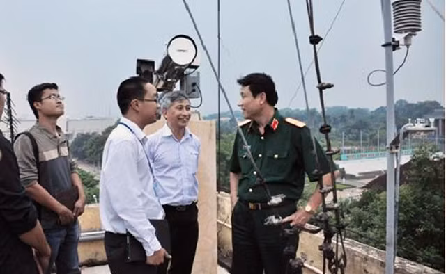 Trạm quan trắc tự động môi trường không khí đặt tại Quảng trường Ba Ðình (quận Ba Ðình, Hà Nội) góp phần kiểm soát các tác động của môi trường không khí trên địa bàn.