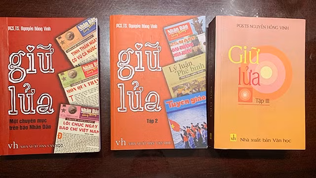 Ba tập sách Giữ lửa của PGS, TS Nguyễn Hồng Vinh.