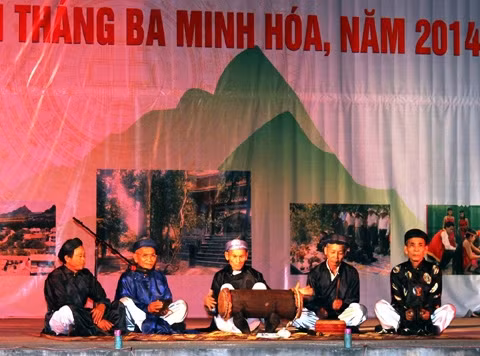 Biểu diễn hát sắc bùa Minh Hóa.