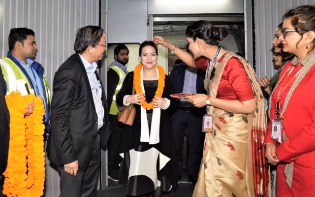 Lãnh đạo Vietjet chào đón hành khách trên chuyến bay khai trương Hà Nội - New Delhi.